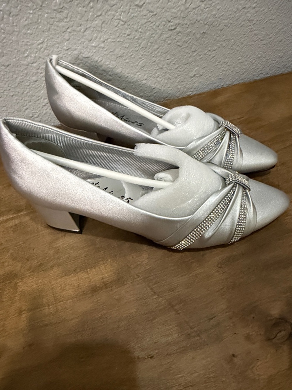 Easy Street Alive 5  Silver Satin Low Heel Pumps with Crystal Accent size 6 - Picture 3 of 8